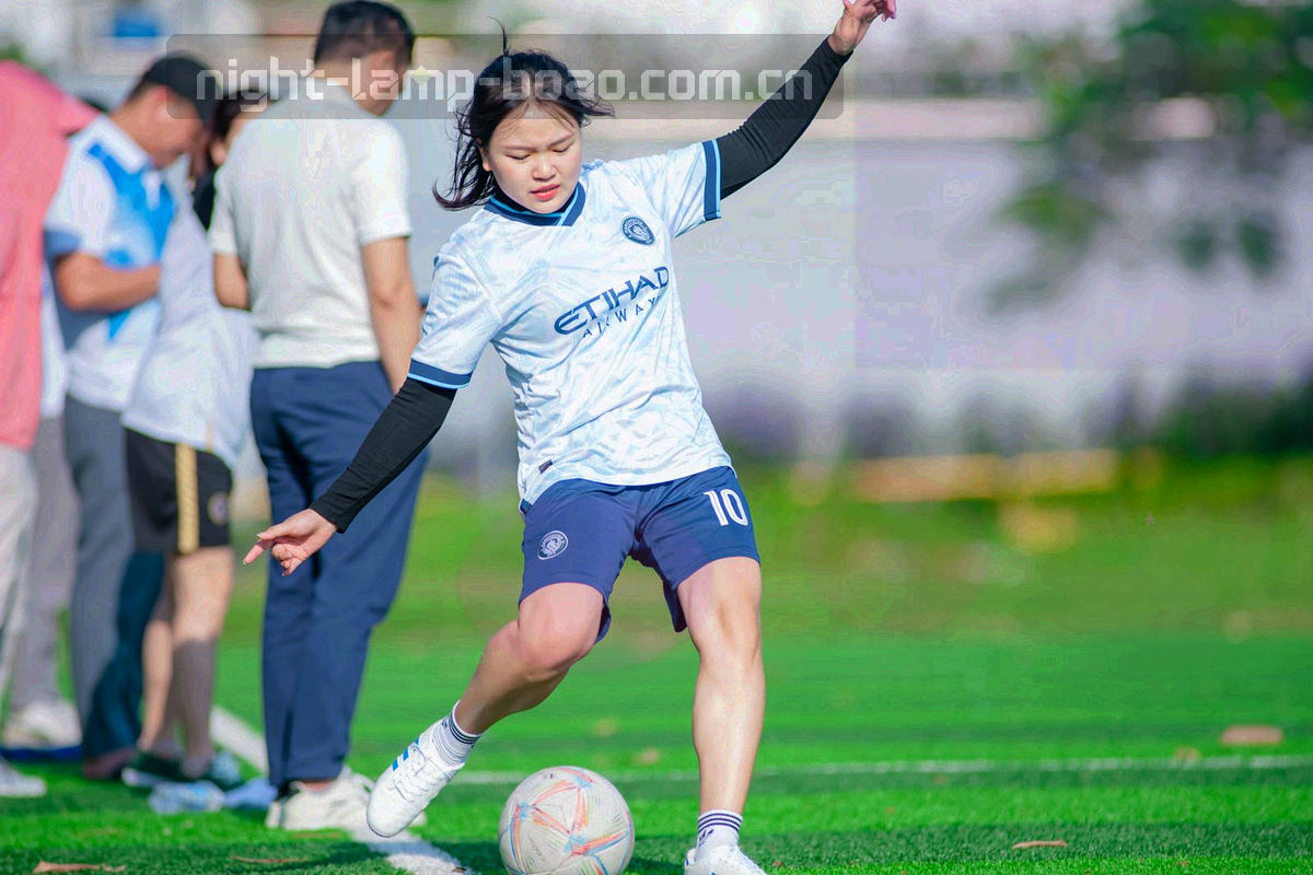 摊开的战术笔记与铅笔，纸上画着站位方格与手写数据，灯光偏暖